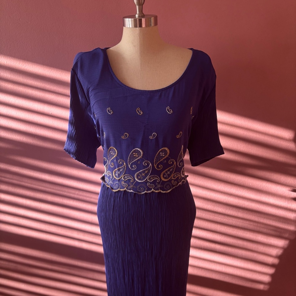 1980s White Sleeveless Button-Up Dress w/ Blue Embroidery main image 0